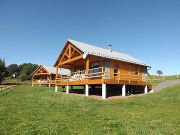 Gîte pour 6 personnes, avec terrasse, animaux acceptés à Montgreleix