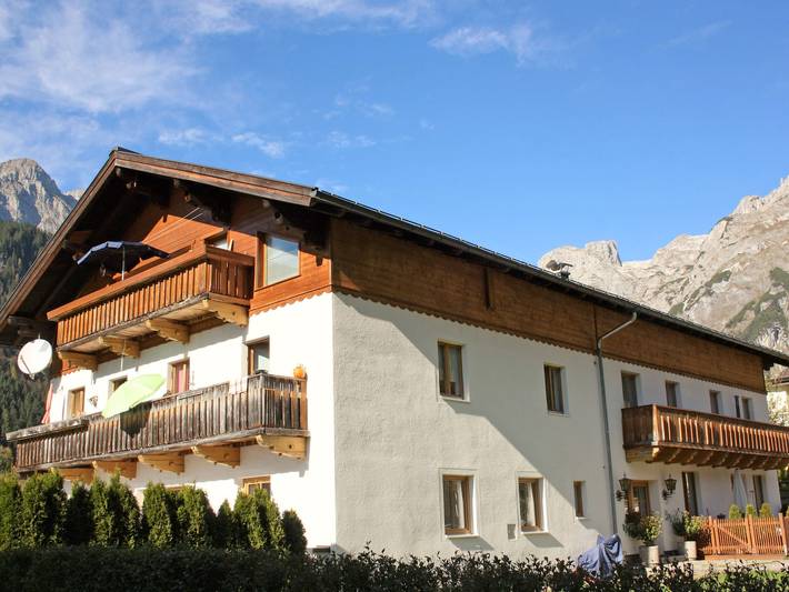 Ferienwohnung für 4 Personen, mit Ausblick und Sauna sowie Balkon und Garten, mit Haustier in Werfenweng
