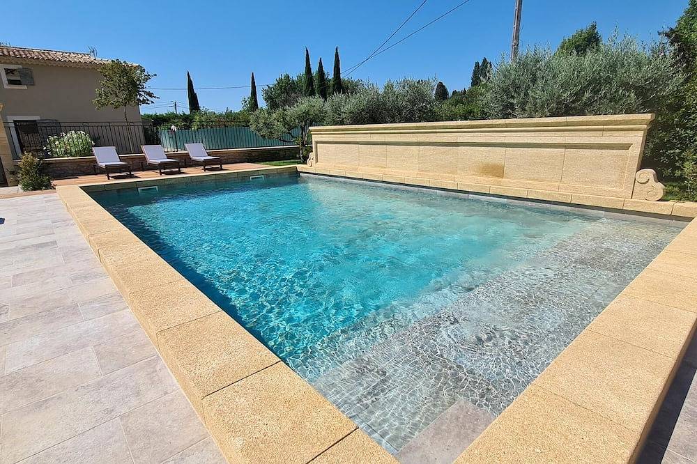 Beautiful Country House For 16 to 18 People 6 bedrooms and 3 bathrooms in Grans, Aix-en-Provence region