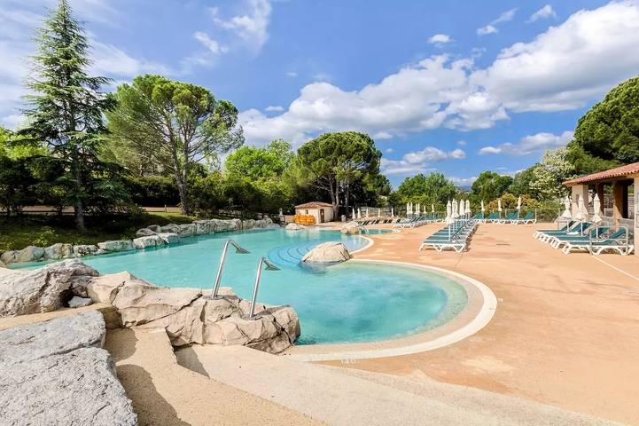 Location de vacances pour 5 personnes, avec terrasse ainsi que vue et piscine à Grospierres - 3