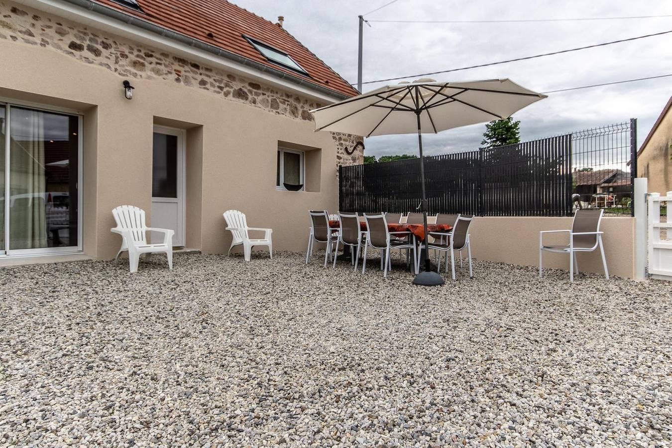 Casa de huéspedes para 8 personas con piscina in La Motte-Saint-Jean, Región de Charolles
