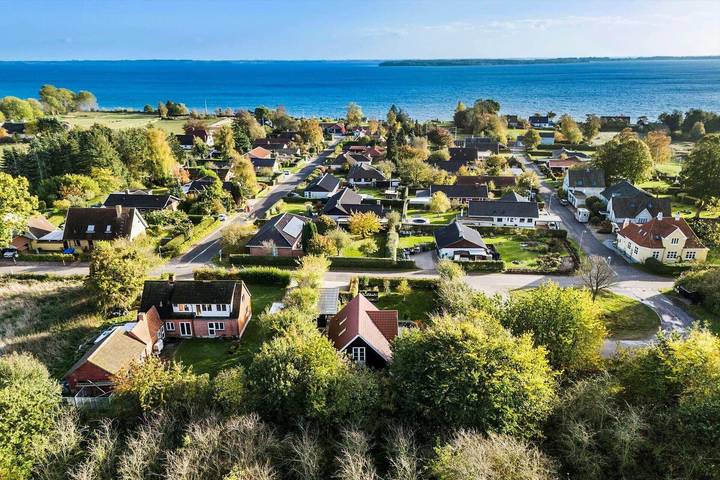 Ferieudlejning for 8 personer, med Balkon og Jacuzzi såvel som Terrasse og Have i Thurø