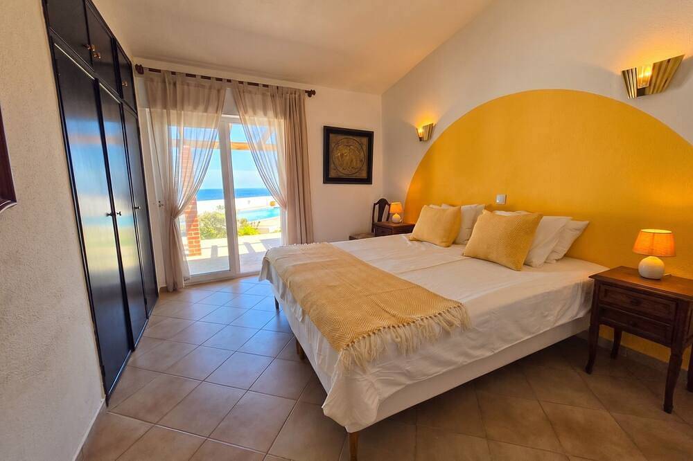 Villa dame de Salema with magnificent ocean view and heated pool in Salema, Naturpark Südwest-Alentejo und Costa Vicentina