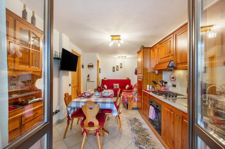 Holiday Home 'Gioiello Col De Joux' with Mountain View, Private Garden and Wi-Fi in Les Pleiades, Comune di Saint-Vincent