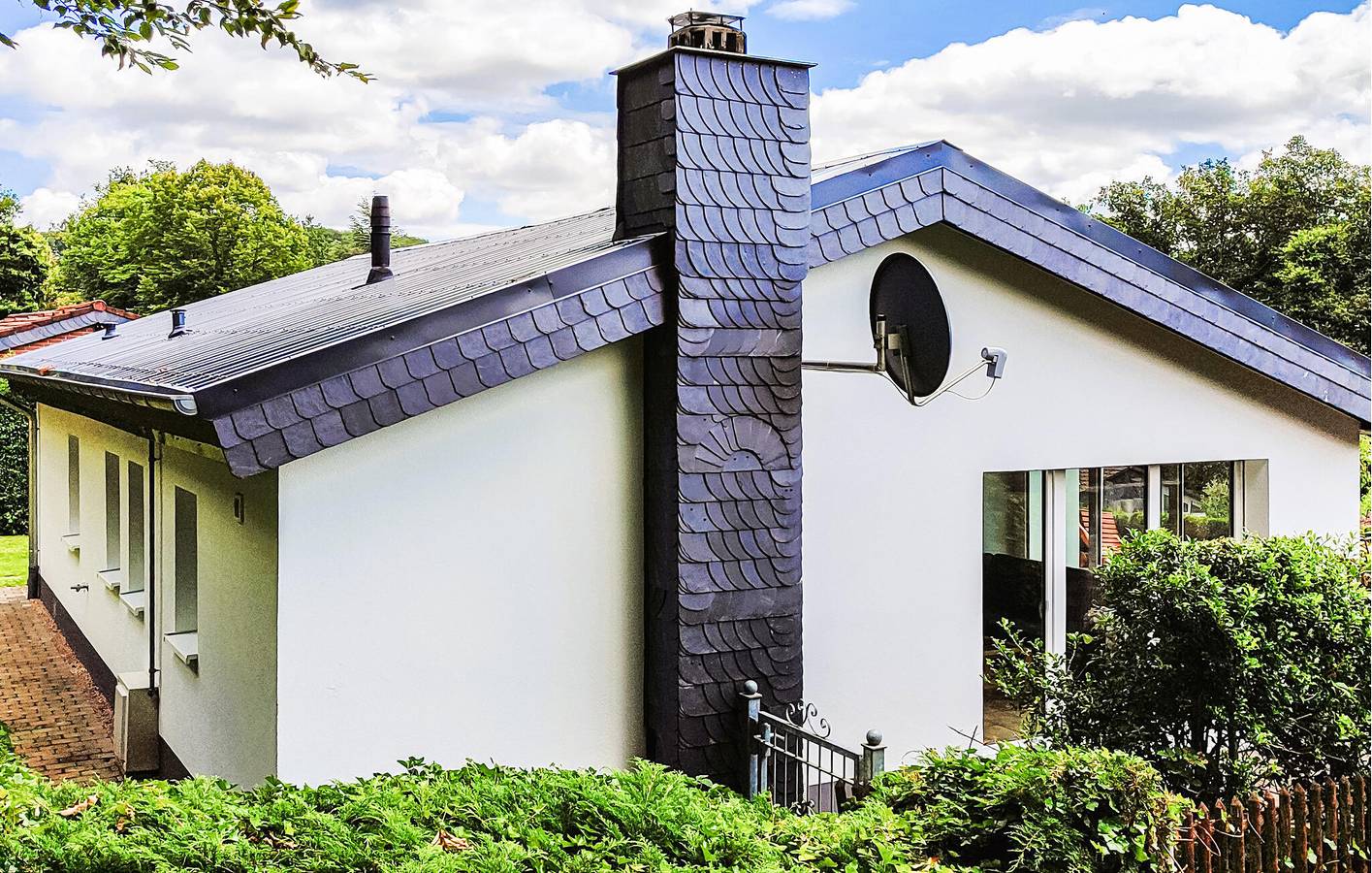 Cozy 1-BR Apartment with Garden & Parking, 2km to Kötterichen City Center in Gunderath, Volcanic Eifel