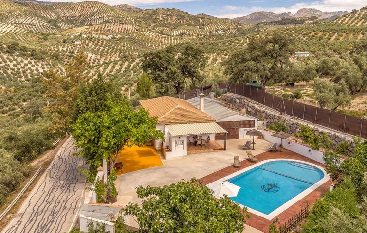 Apartamento para 8 personas, con Terraza además de Jardín y Piscina en Iznájar