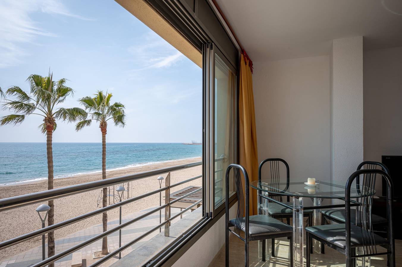 Geheel appartement, At172 Baix a Mar: Apartment located on the seafront with spectacular views of the sea in Torredembarra, Costa Dorada