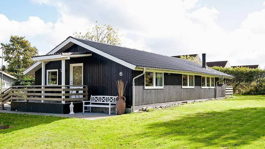Ferienhaus für 7 Personen, mit Whirlpool und Terrasse sowie Garten und Sauna in Juelsminde