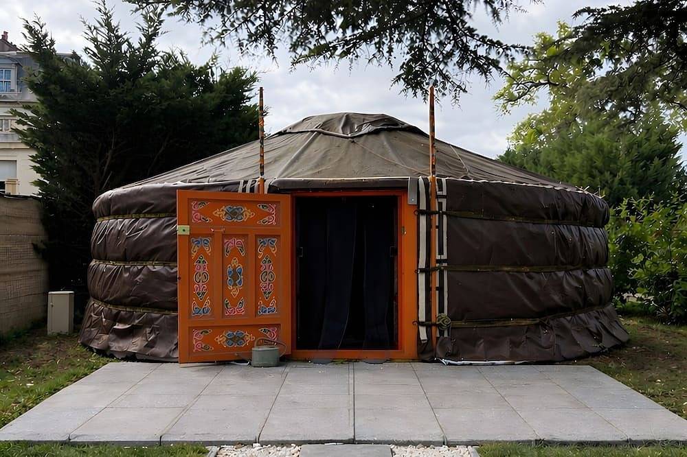Glamping « Yourte Chaleureuse » avec terrasse privée et jardin partagé in Bois-le-Roi, Seine-et-Marne