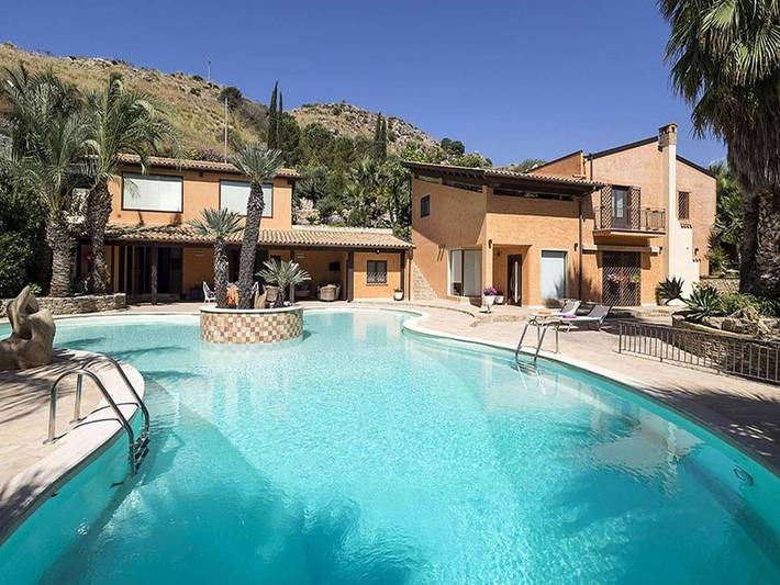 Villa con piscina per 12 persone, con Idromassaggio e Terrazza nonché Giardino e Piscina a Agrigento