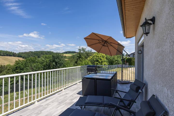 Holiday Home 'Maison Chalet' with Mountain View, Private Terrace and Wi-Fi in Le Nayrac, Parc naturel régional de l'Aubrac