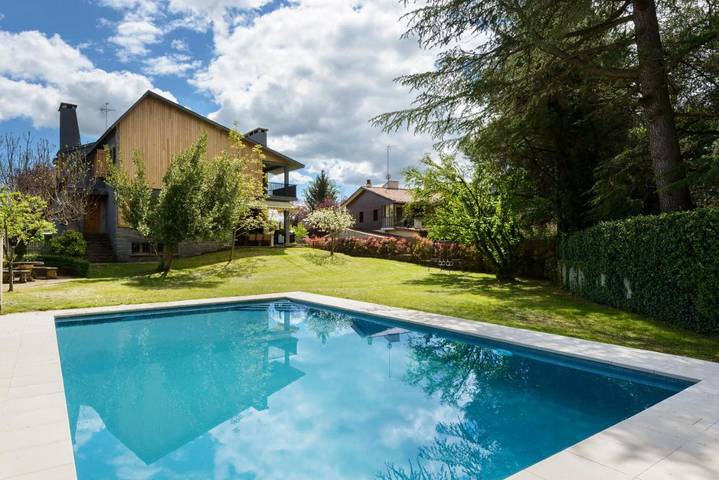 Casa rural para 15 personas, con terraza además de piscina y vistas en Jaca