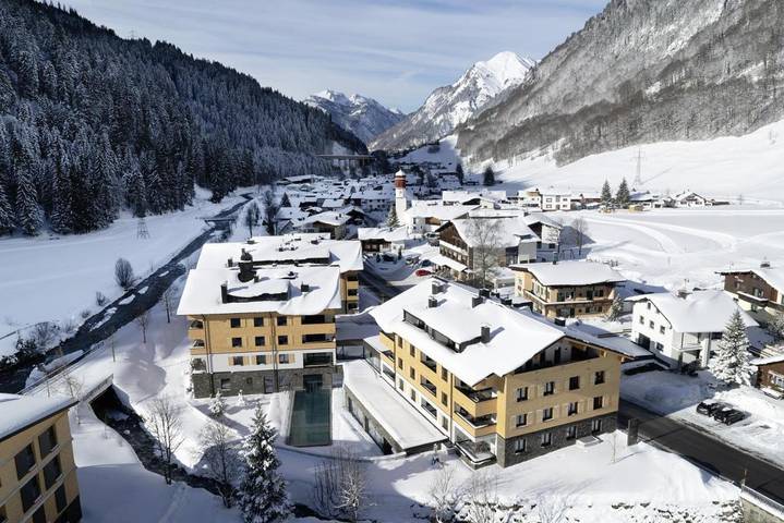 Ferienwohnung für 8 Personen, mit Balkon und Terrasse sowie Kinderpool und Pool in Klösterle am Arlberg