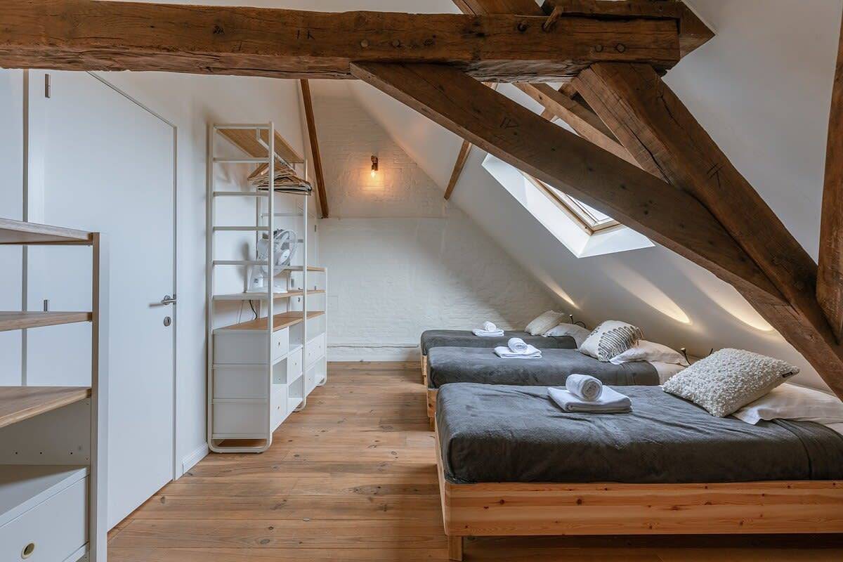 Entire apartment, Ghent's Gravensteen View: Historic Apartment with 4 Beds & Prime Location in Ghent, East Flanders