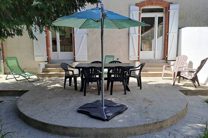 Location de vacances pour 6 personnes, avec jardin et terrasse dans Le Rocher