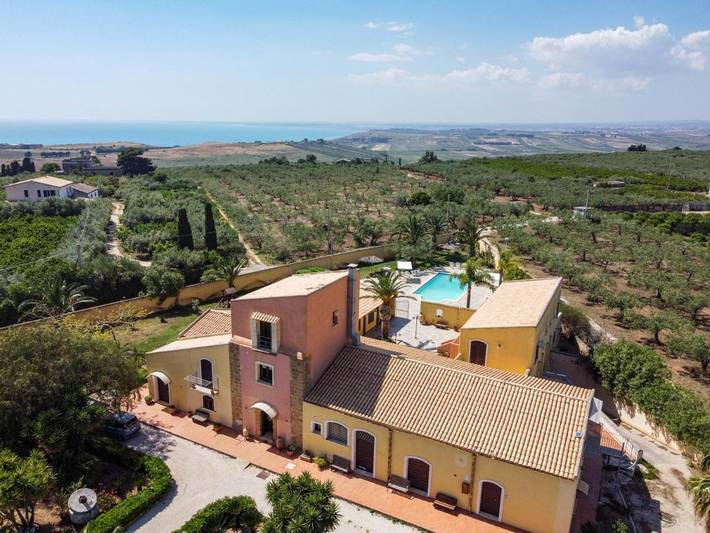 Agriturismo per 3 persone, con Balcone e Terrazza nonché Giardino e Piscina a Sciacca