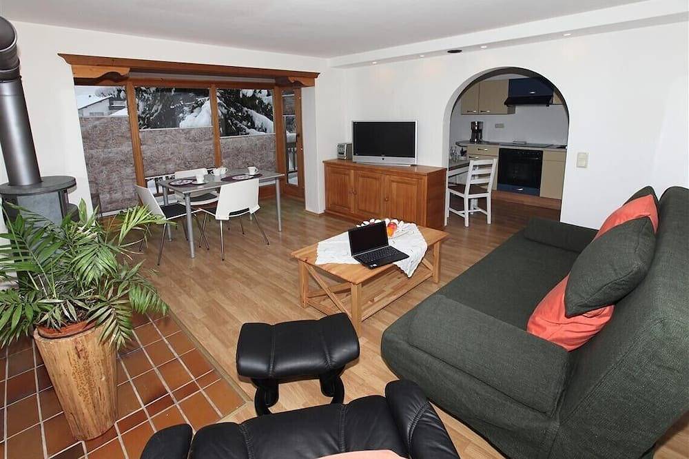 Schoene, liebevoll komplett renovierte Ferienwohnung direkt unter dem Karwendel. in Mittenwald, Bayerische Alpen