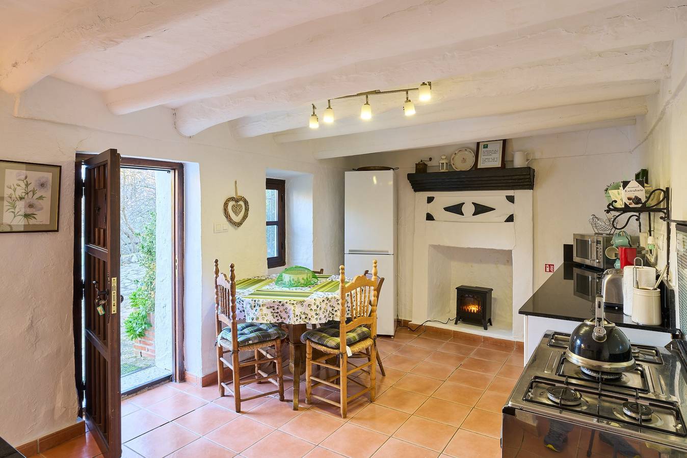 Casa Vacacional '3 Dormitorios' con Vista a la Montaña, Piscina Compartida y Wi-Fi in Fuente del Conde, Iznájar