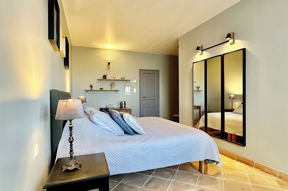 Maison Oléa - \"Élégance\" guest room overlooking the Vézère valley. in Le Bugue, Périgord Noir