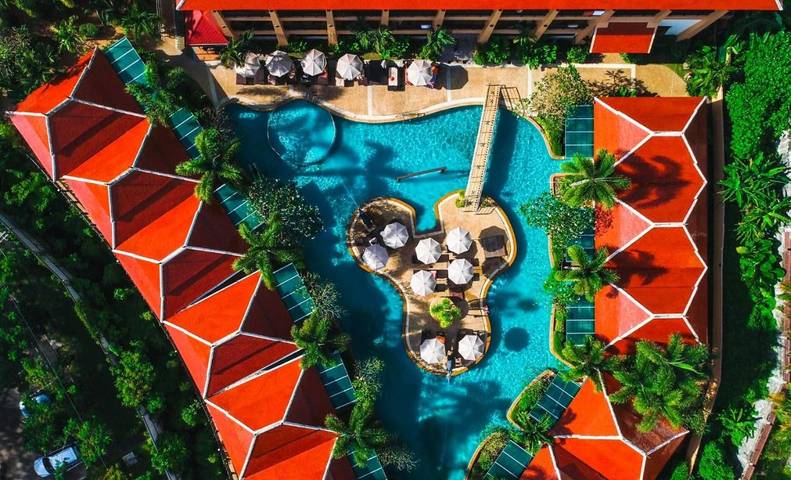 Hôtel pour 3 personnes, avec bassin pour enfant ainsi que jardin et piscine