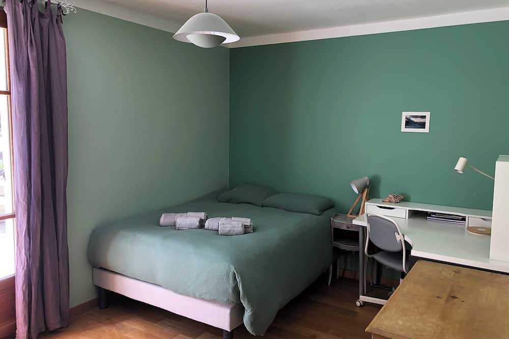 Villa set in wooded grounds with swimming pool, zome and tree house. in Auriol, Marseille region