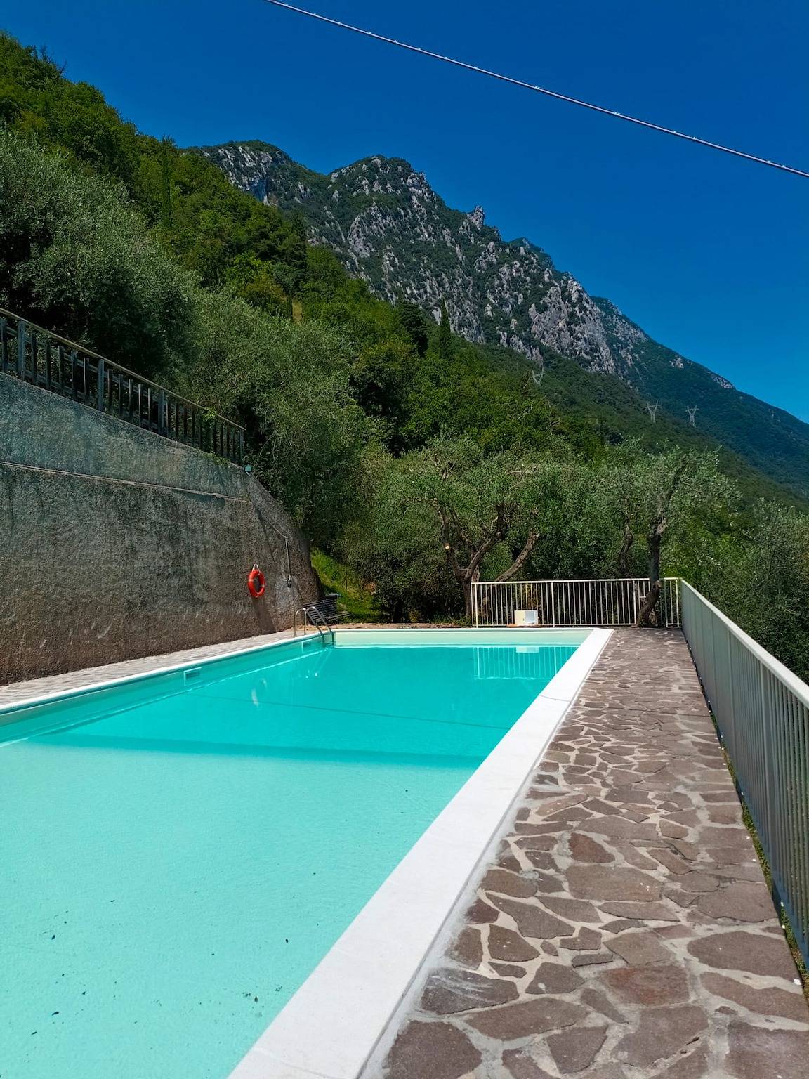 Entire apartment, Apartment 'La Casa Di Edo E Uccia' with Lake View, Wi-Fi and Air Conditioning in Gargnano, Garda Mountains