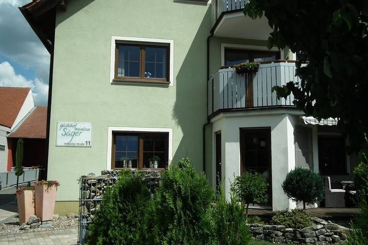 Ganze Wohnung, 80 qm Wohnung mit einem Schlafzimmer und Balkonterrasse in Nordheim am Main, Fränkisches Weinland