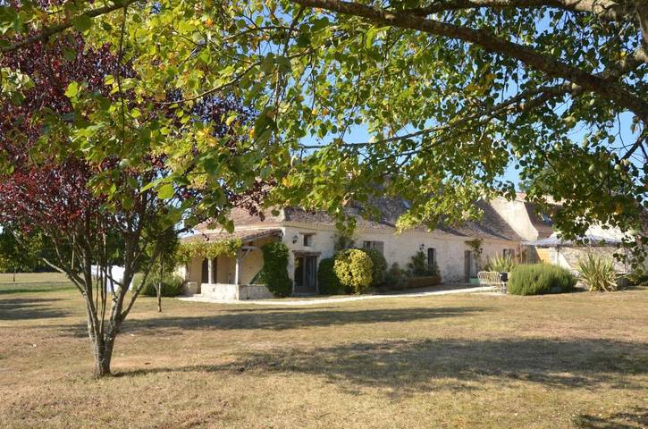Location de vacances pour 2 personnes, avec Terrasse ainsi que Jardin et Piscine à Montaut (Dordogne)