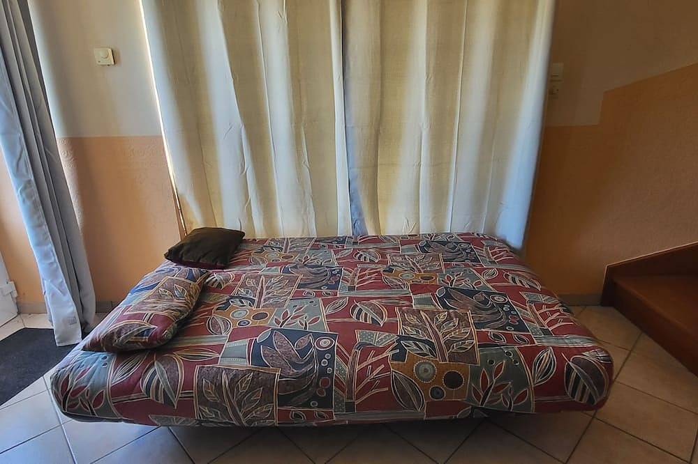 House in a farmhouse 1km from the beach. in Surtainville, Côte de la Déroute