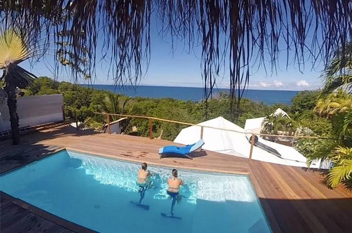 Gîte pour 2 personnes, avec vue ainsi que piscine et terrasse, adapté aux familles dans Anse l'Etang - 2