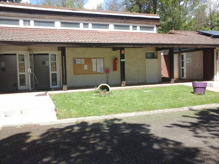 Location de vacances pour 6 personnes, avec jardin et bassin pour enfant ainsi que piscine et vue à Pomeys - 3