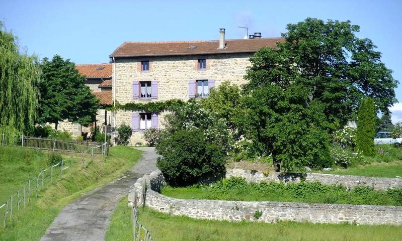 Chambre d’hôte pour 2 personnes, avec Terrasse et Jardin ainsi que Piscine et Vue dans Périgneux