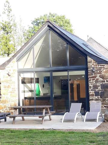 Gîte pour 6 personnes, avec sauna ainsi que jacuzzi et jardin à Poullaouen