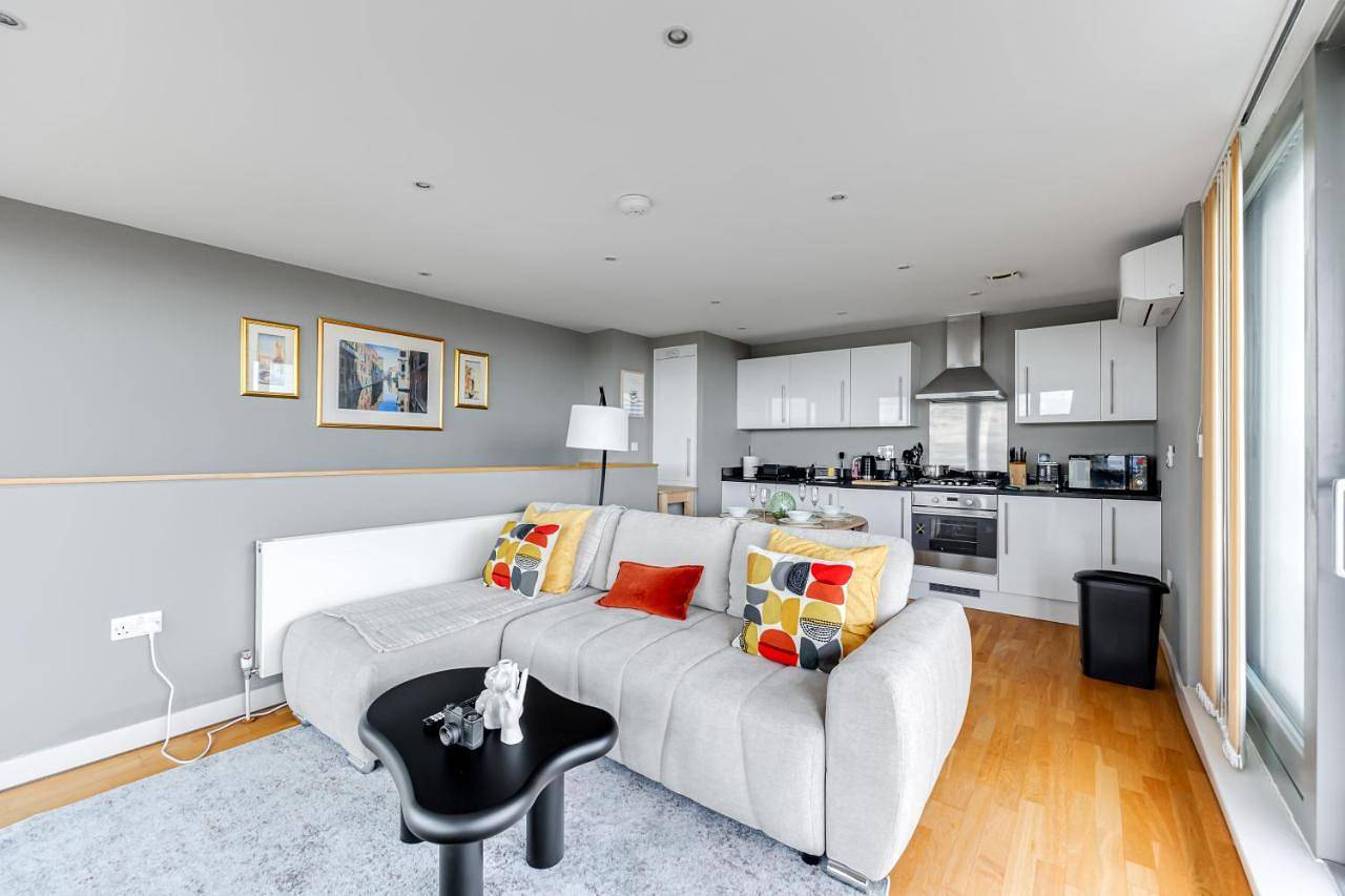 Entire apartment, Two-Bedroom Deluxe Apartment with Balcony in Bedford