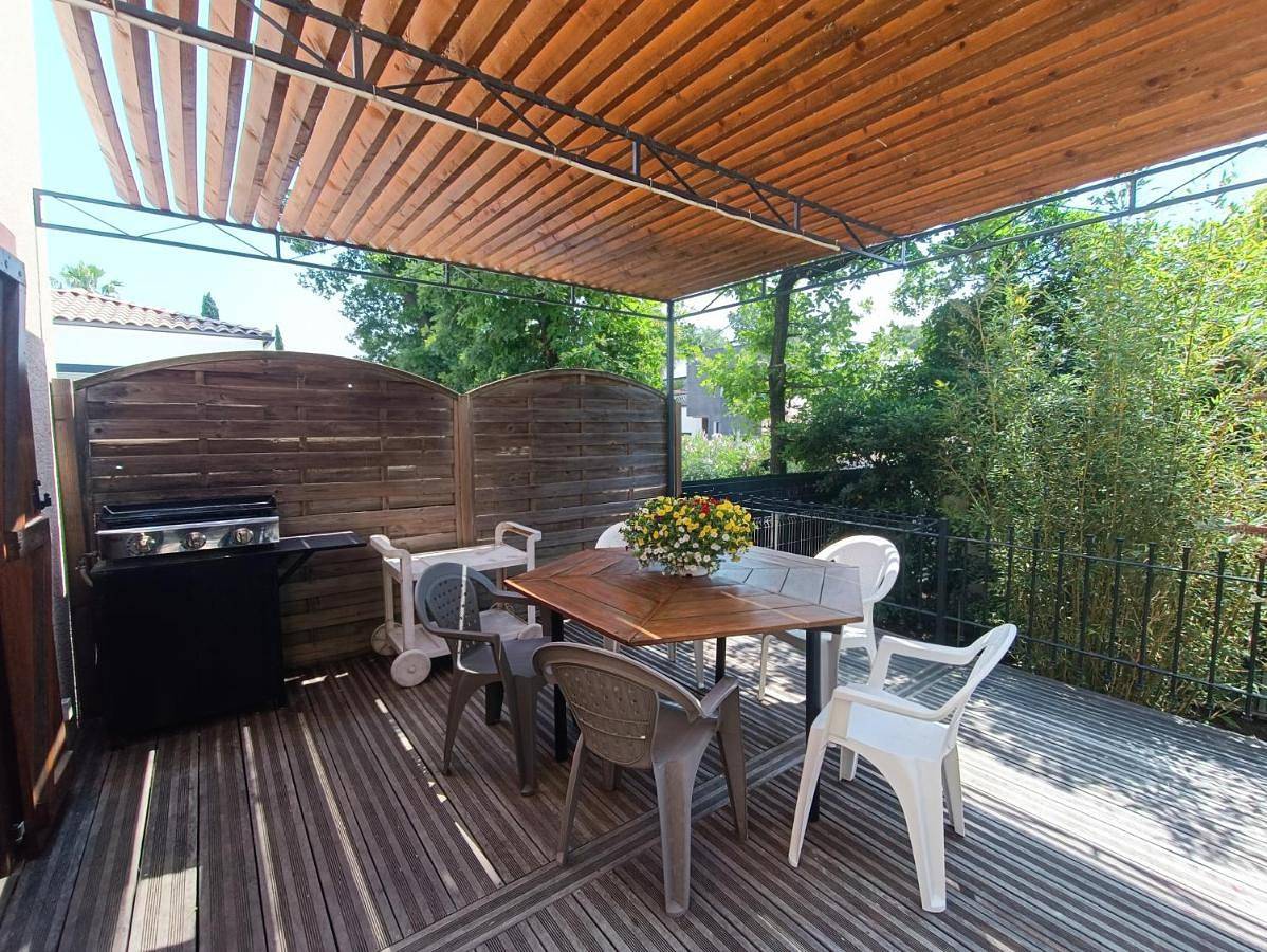 Appartement entier, Apartment with Terrace in Aigues-Mortes, Côte d'Améthyste