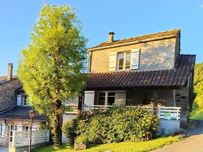 Location de vacances pour 4 personnes, avec piscine ainsi que vue et jardin à Lacrouzette - 2