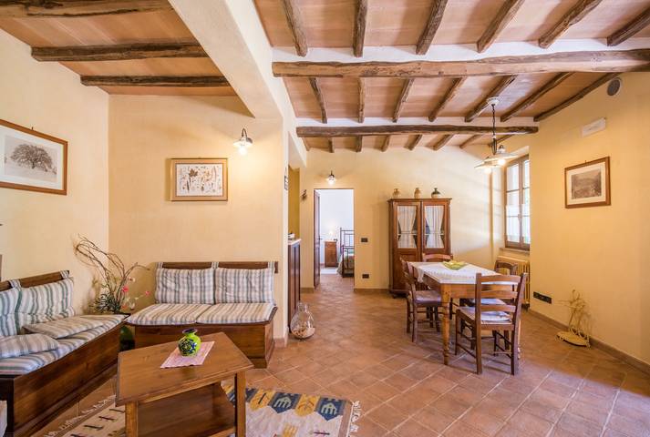 Podere Giardino Wine & Bed - Appartamento Melograno: Casale con Piscina, Wi-Fi e Aria Condizionata in Montalcino, Val d’Orcia