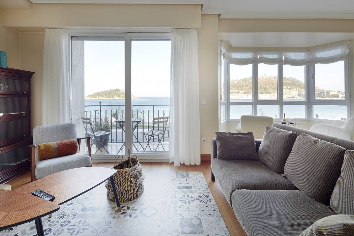 Entire apartment, Holiday apartment for 5 people with balcony in Playa de la Concha, San Sebastian