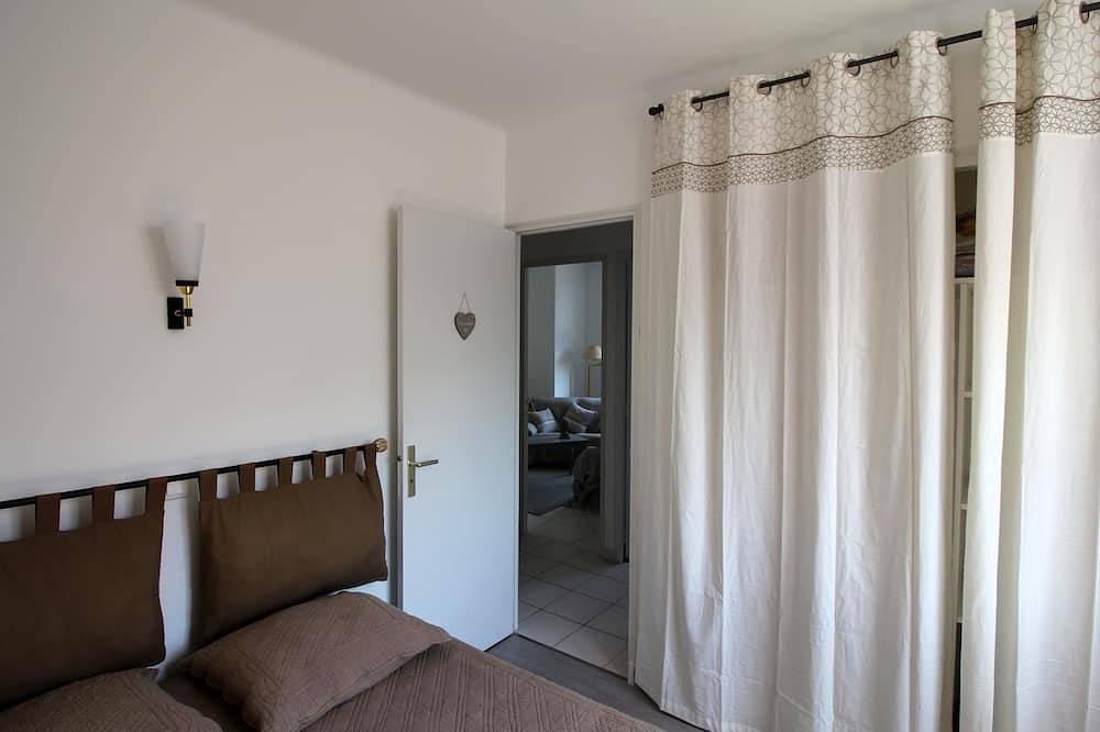 Big house with pool house, large garden in a marvelous vacation city in L'Isle-sur-la-Sorgue, Vaucluse