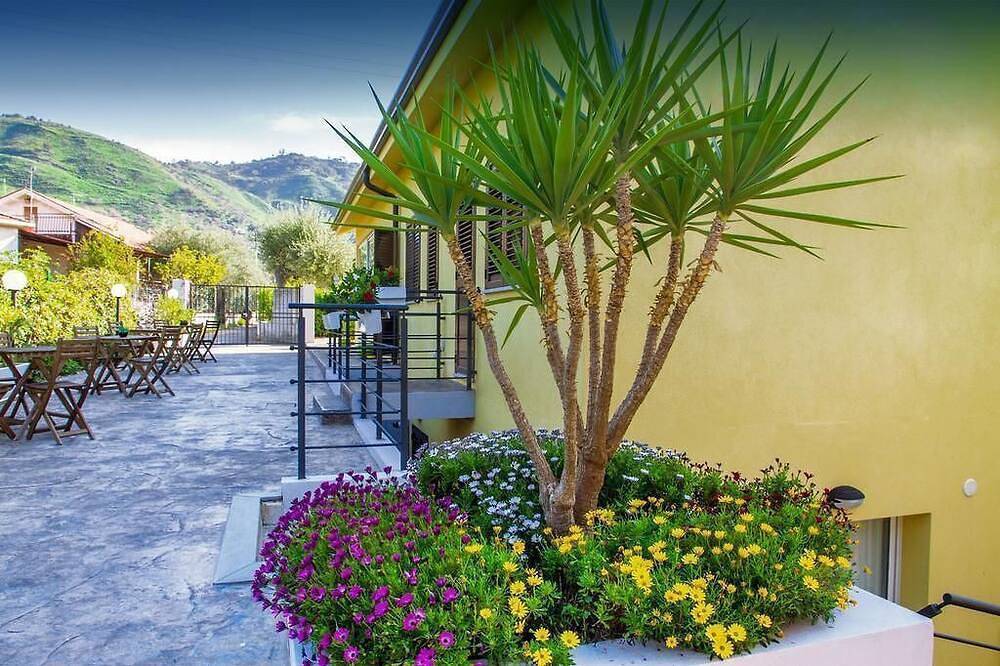 Geheel appartement, 2 Zimmer Ferienwohnung in Mazzaforno mit 2 Gemeinschaftspools in Mazzaforno, Cefalù (Gemeente)