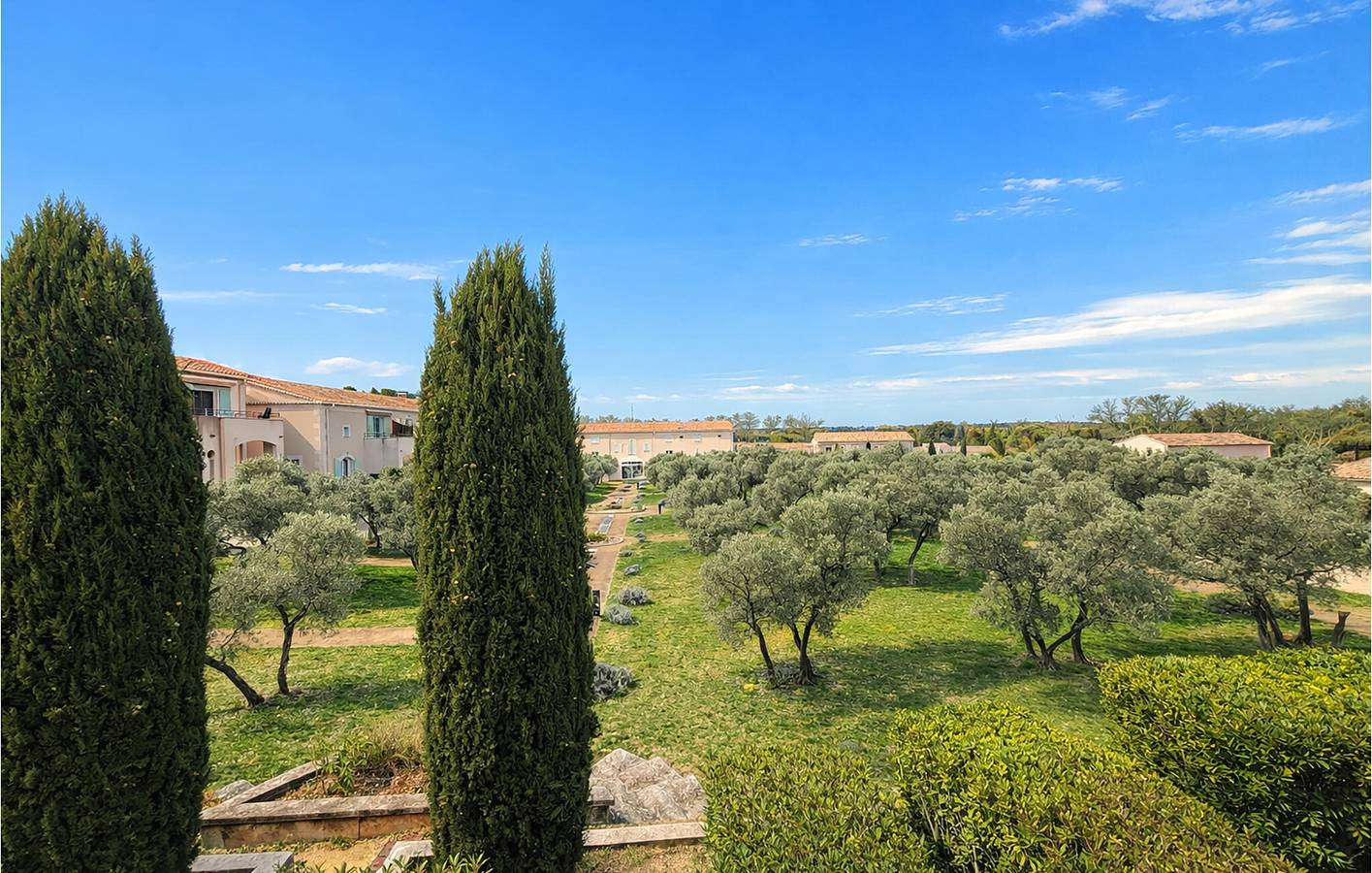 Entire holiday apartment, Charming Apartment with Pool & Terrace, 600m from Maussane-les-Alpilles Center in Paradou, Arles region