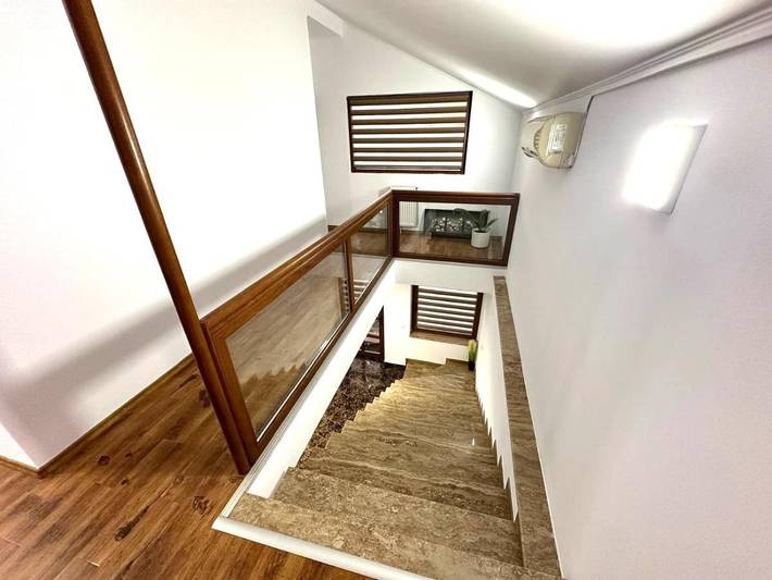 Location de vacances pour 6 personnes, avec jardin et jacuzzi, adapté aux familles dans Câmpina - 4