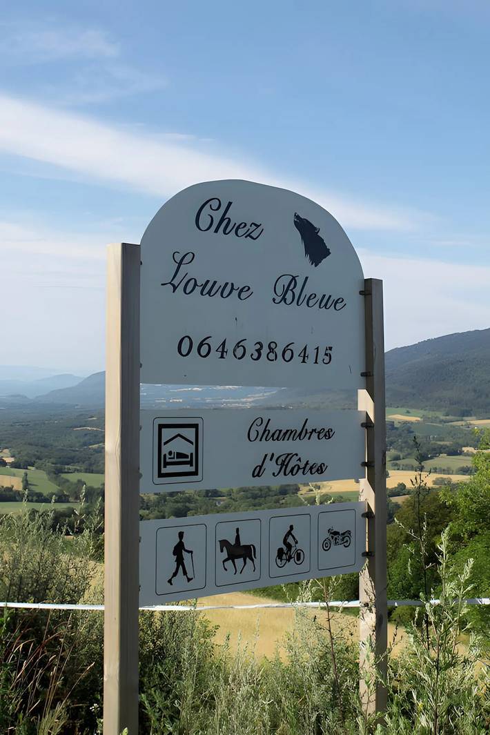 Bed and Breakfast 'Chez Louve Bleue - Côté Jardin' mit Bergblick, gemeinsamer Terrasse und Wlan in Hotonnes, Nantua
