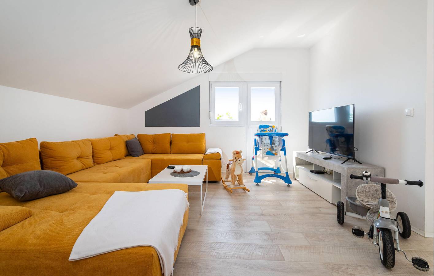 Ganze Ferienwohnung, Charmante Ferienwohnung 200 m von der Küste entfernt mit Terrasse und Küche in Novigrad in Maslenica, Zadar