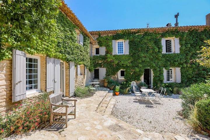 Villa pour 8 personnes, avec jardin ainsi que vue et piscine, animaux acceptés à Gordes