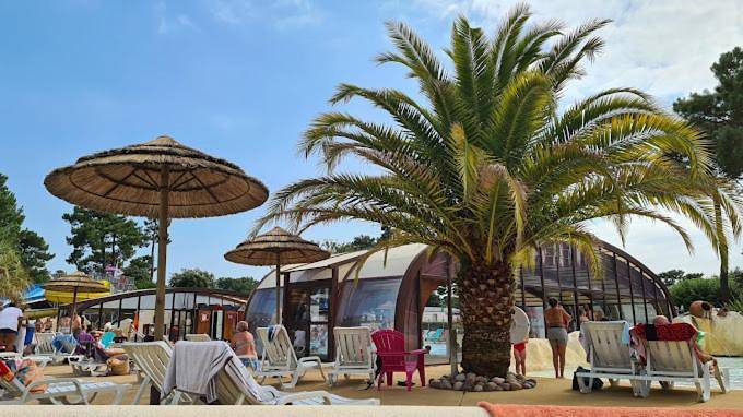 Camping pour 6 personnes, avec terrasse et piscine ainsi que bassin pour enfant et vue, animaux acceptés à La Tremblade - 2