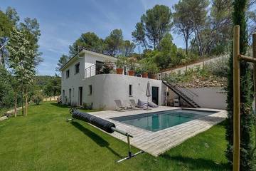 Location de vacances pour 8 personnes, avec jardin et terrasse à Saint-Marc-Jaumegarde