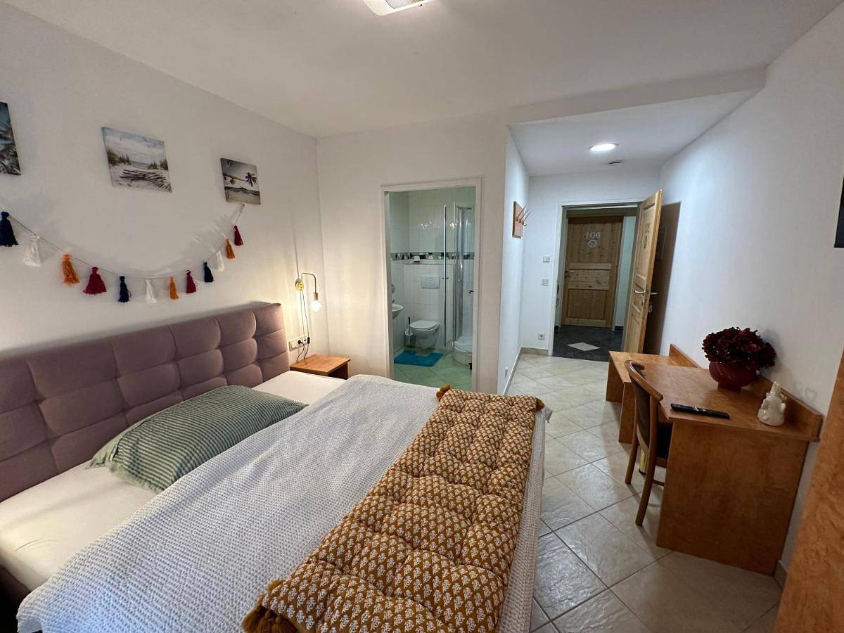 Ganze Ferienwohnung, Double Room with Lake View in Bezirk Tulln