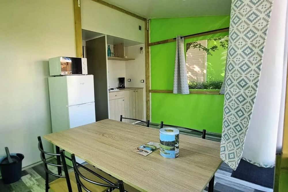 Tithome 2 chambres sans sanitaires 4 personnes in Saint-Symphorien-de-Thénières, Parc naturel régional de l'Aubrac