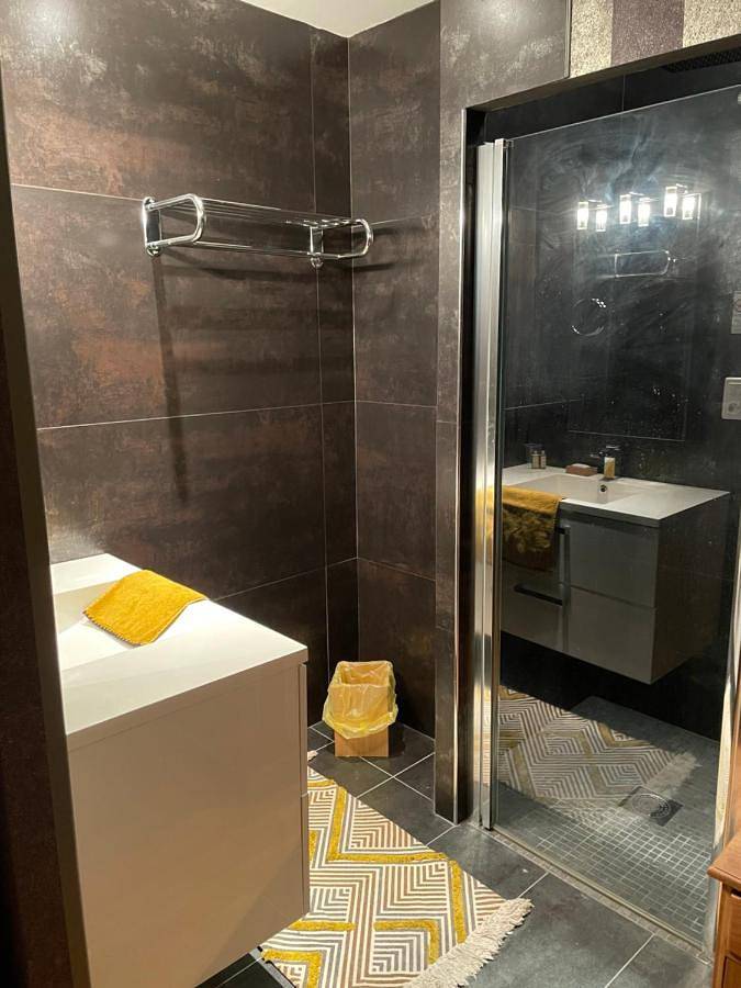 Gîte pour 2 personnes, avec vue et vue sur le lac ainsi que jardin et piscine à Coutras - 3